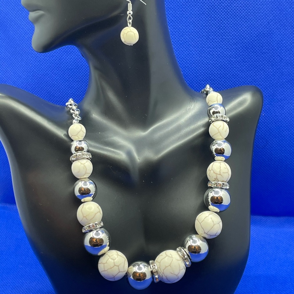 🌸🌸🌸 white cracker stone necklace set. 🌸🌸